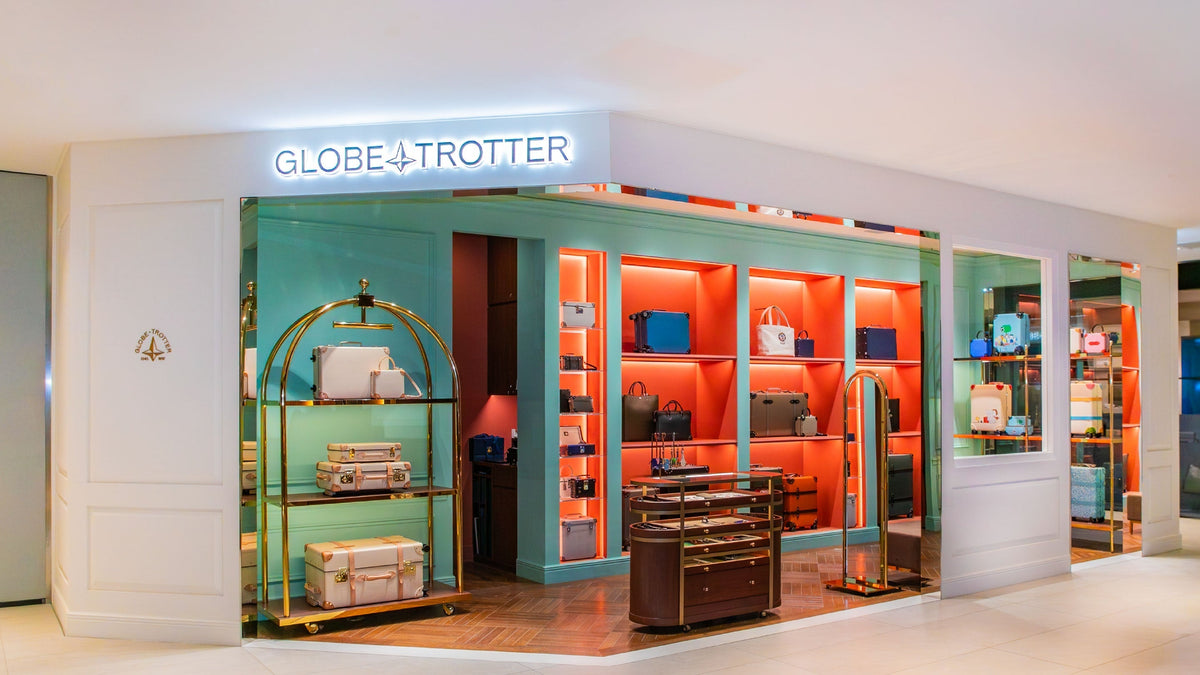 グローブ・トロッター 心斎橋店（大阪）の外観。英国のホテルを思わせるクラシックな空間にスーツケースが並ぶ店内デザイン